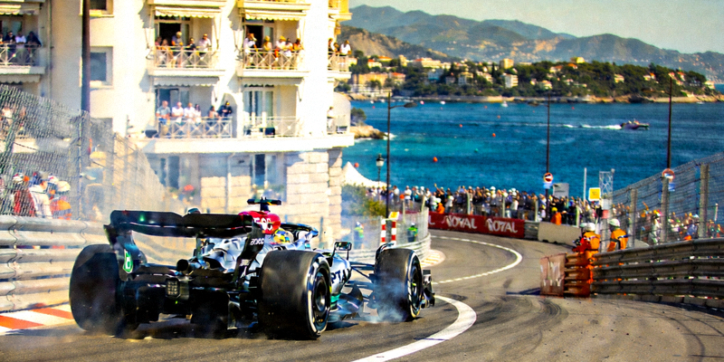 F1方程式赛车在摩纳哥街道赛飞驰而过