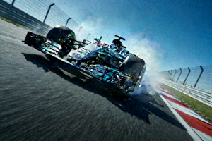 F1赛车在赛道上高速竞速的瞬间